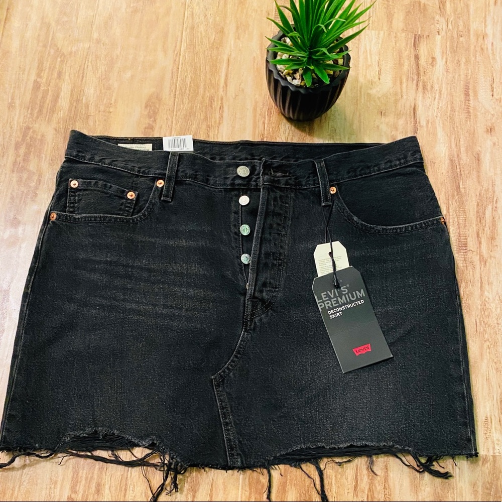 LEVI’S DENIM SKIRT